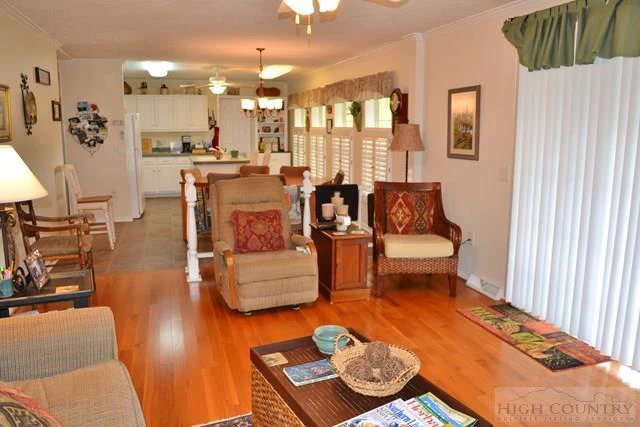Image number 17 for the current listing