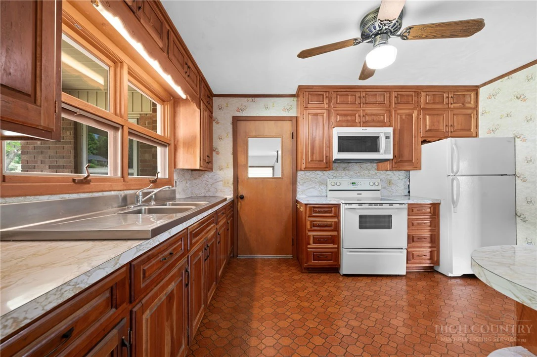 Image number 11 for the current listing