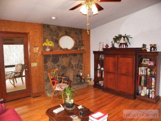 Image number 14 for the current listing