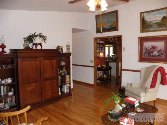 Image number 13 for the current listing