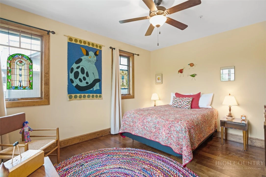 Image number 4 for the current listing