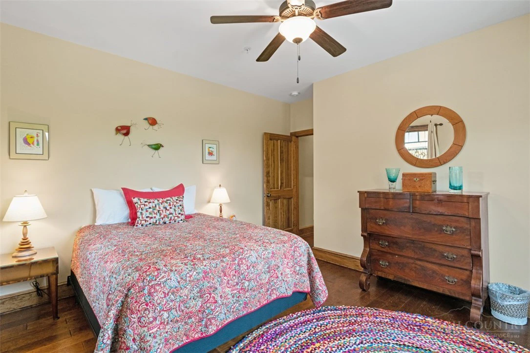 Image number 3 for the current listing