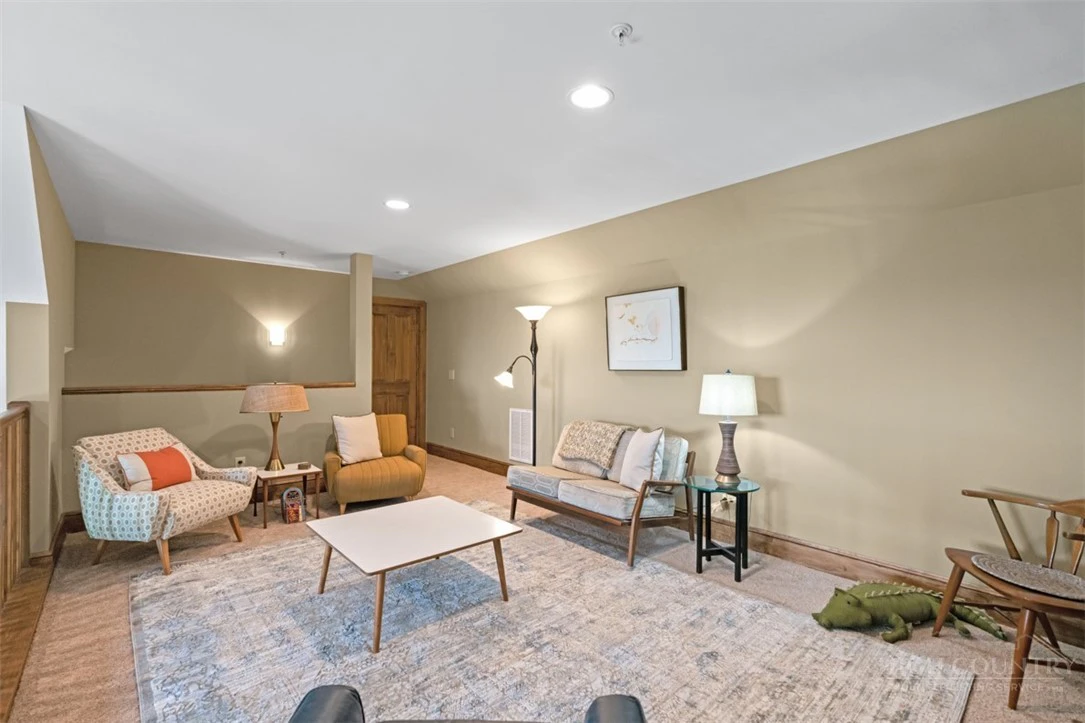 Image number 9 for the current listing