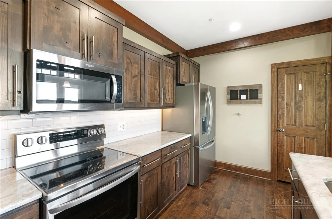 Image number 9 for the current listing