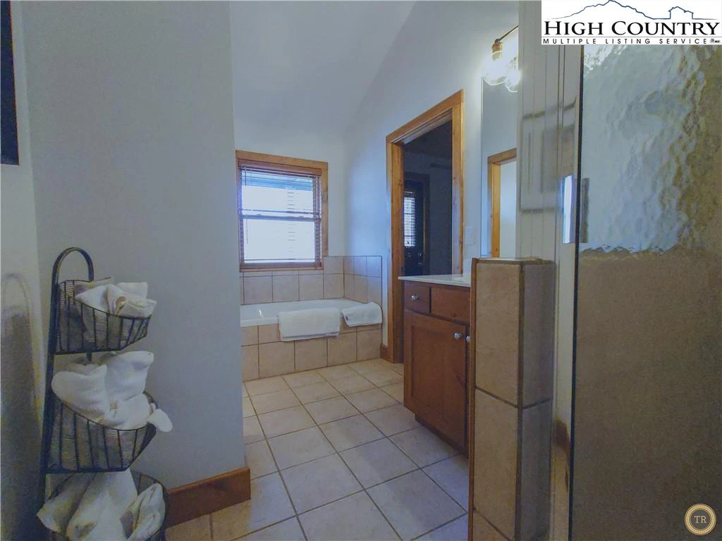 Image number 3 for the current listing
