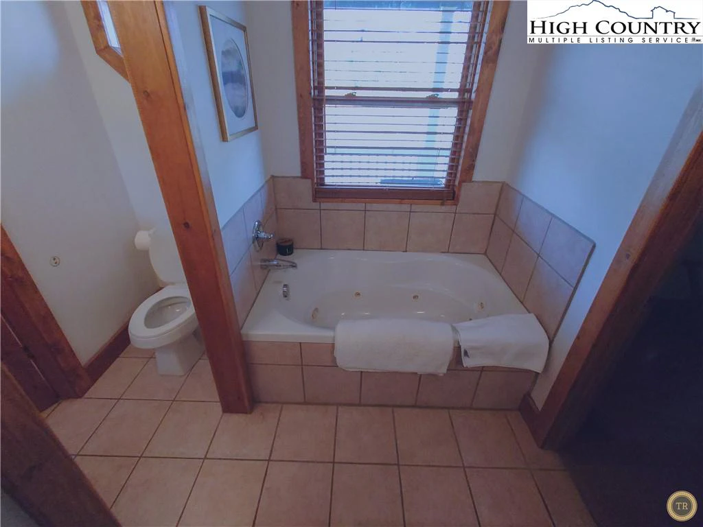 Image number 4 for the current listing