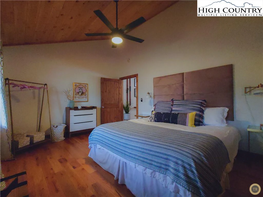 Image number 5 for the current listing