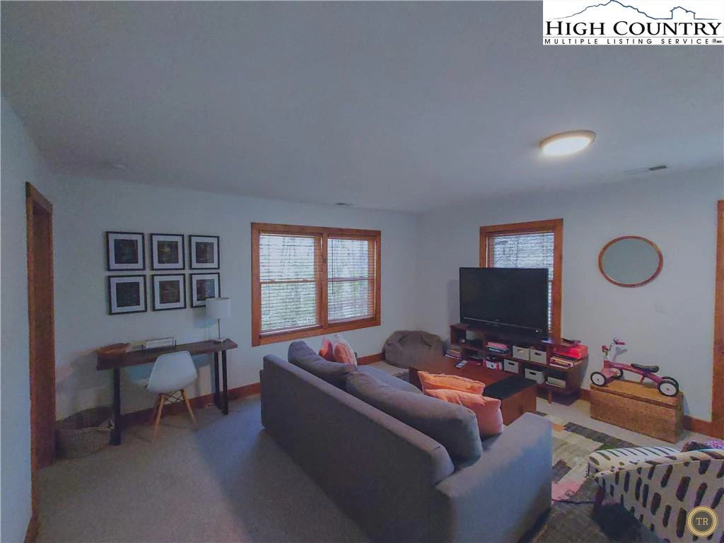 Image number 8 for the current listing