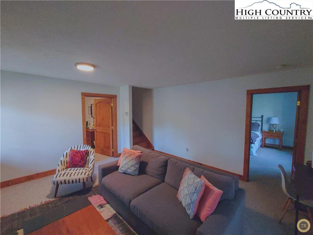 Image number 9 for the current listing