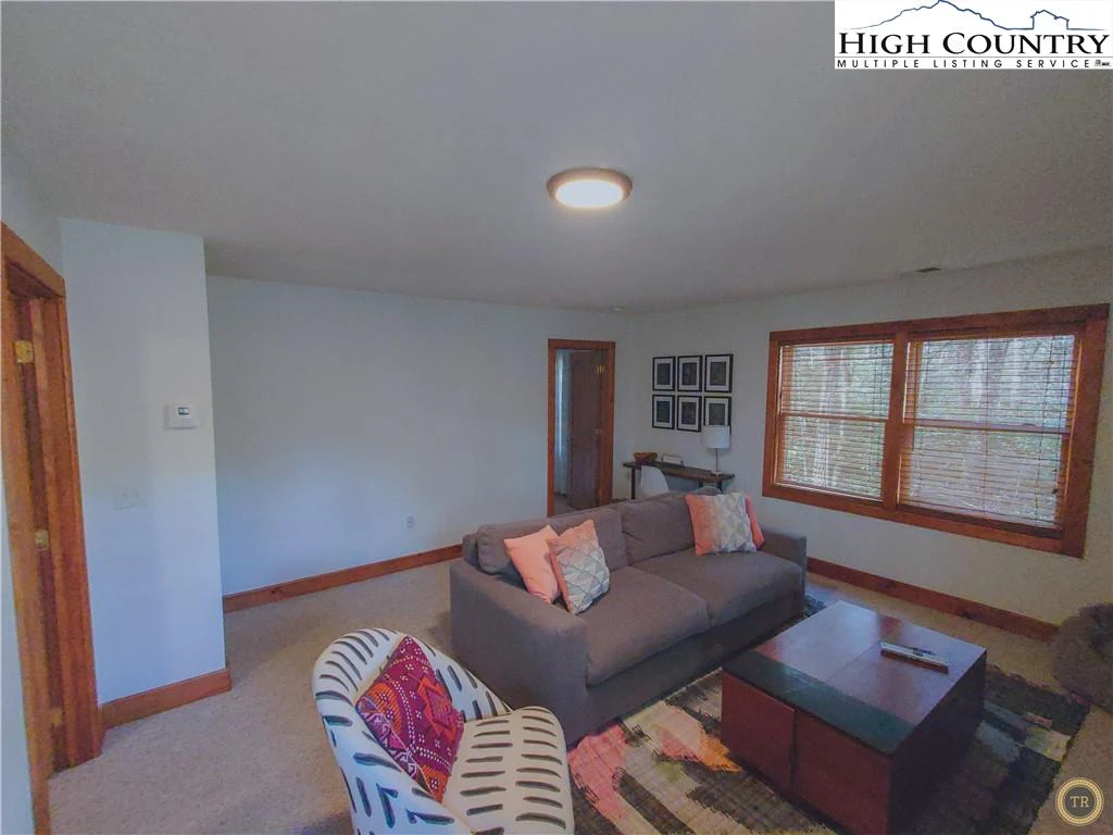 Image number 10 for the current listing