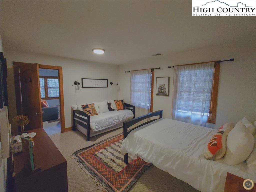 Image number 2 for the current listing
