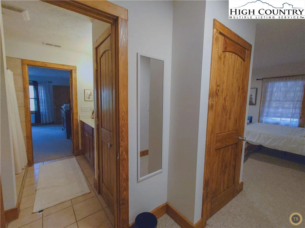 Image number 15 for the current listing