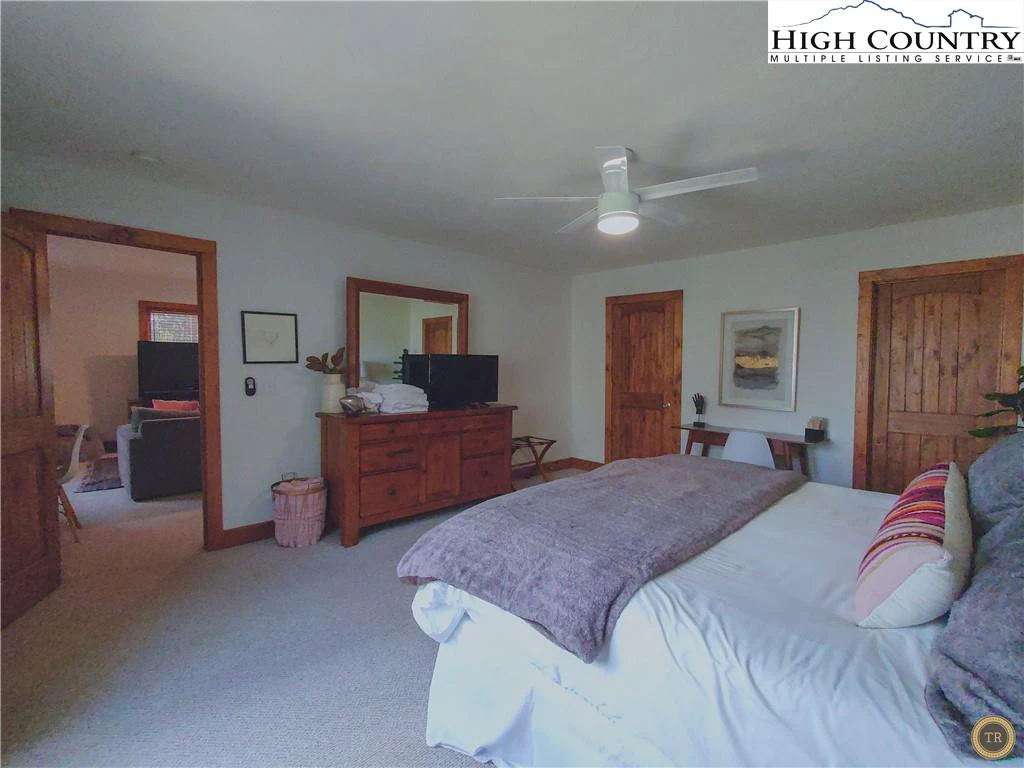 Image number 19 for the current listing