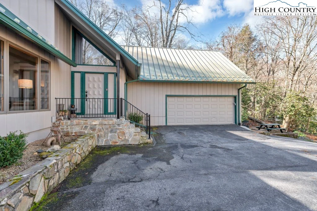Image number 1 for the current listing