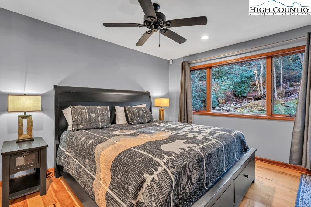 Image number 3 for the current listing