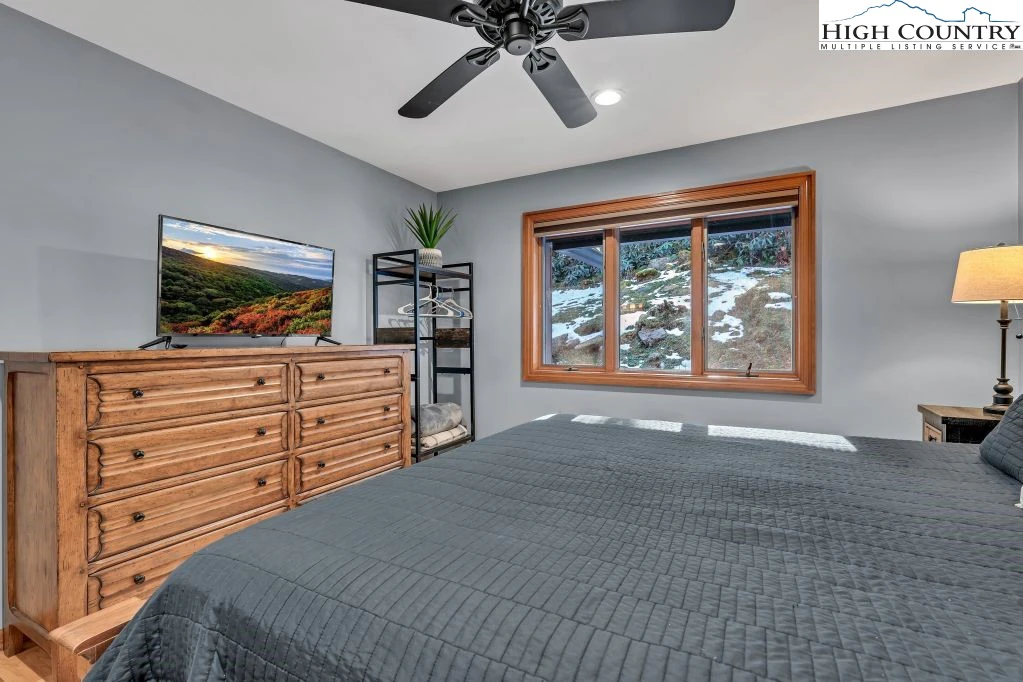 Image number 2 for the current listing
