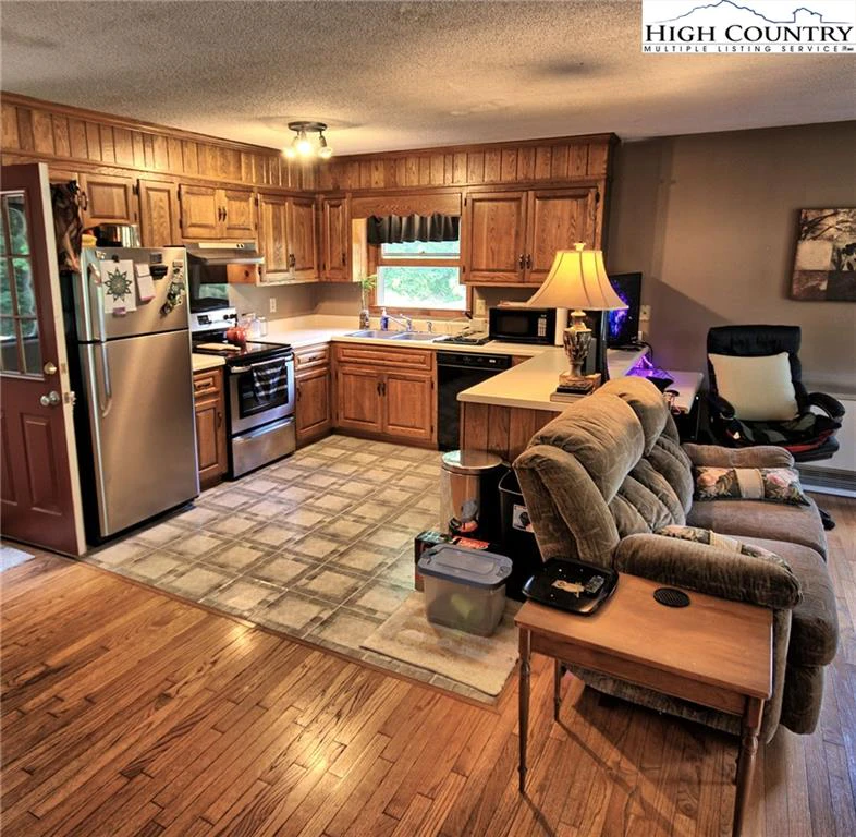 Image number 15 for the current listing