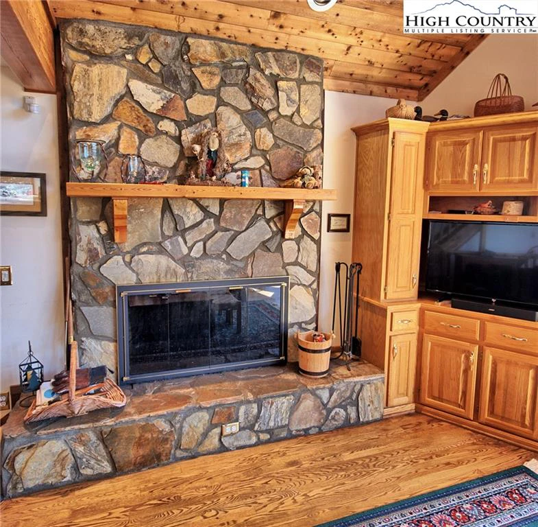 Image number 21 for the current listing