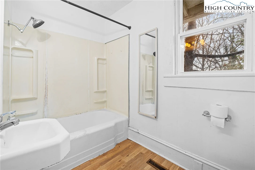 Image number 11 for the current listing