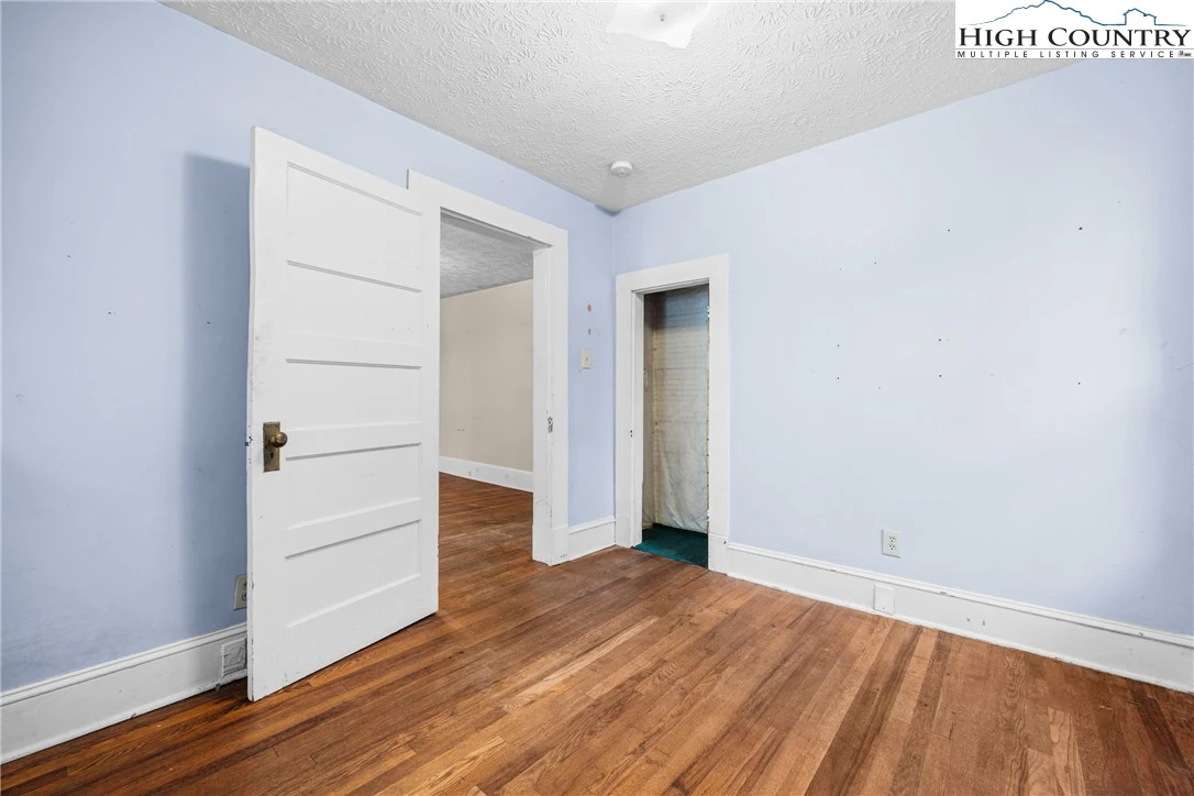 Image number 8 for the current listing