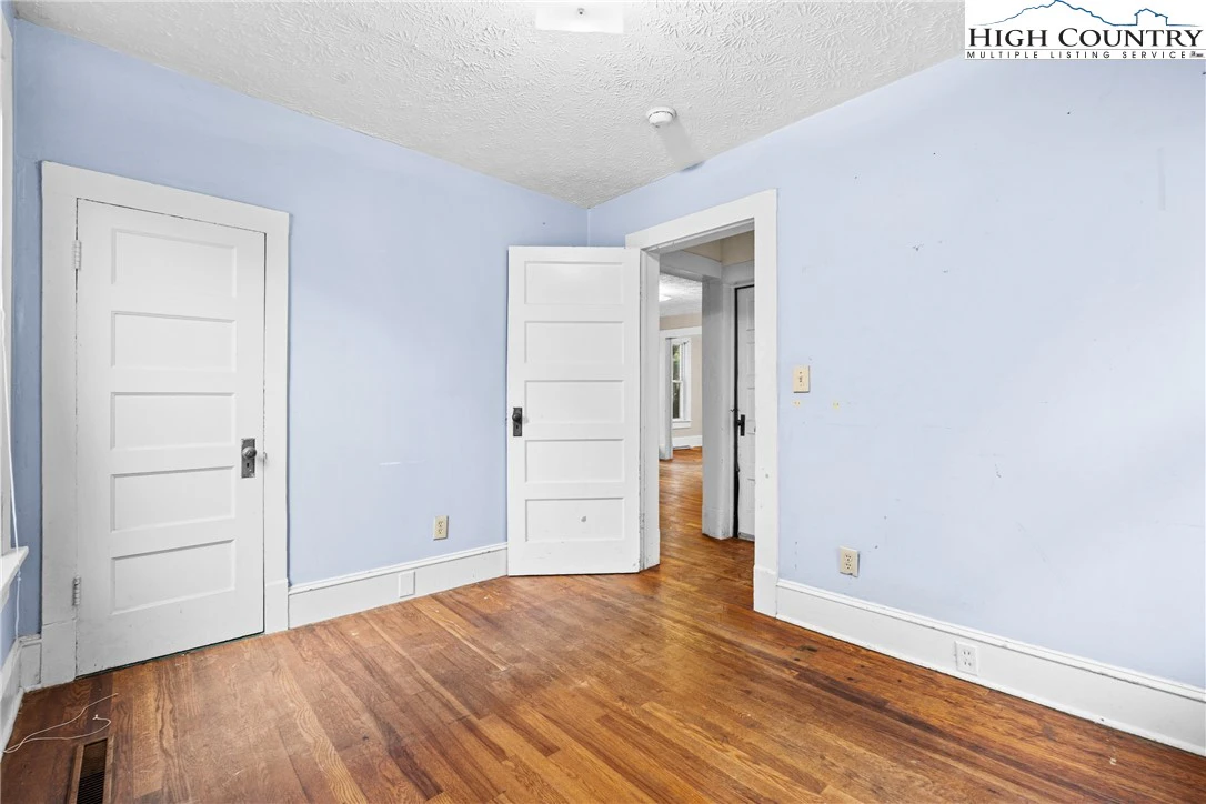 Image number 10 for the current listing