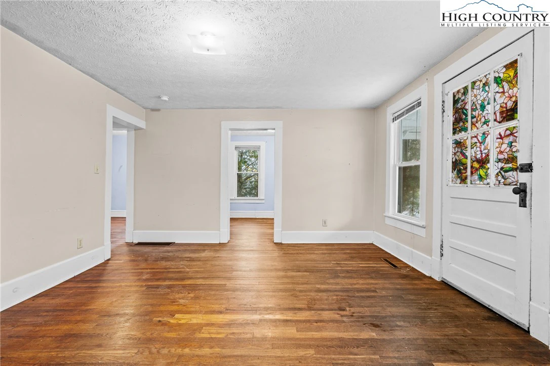 Image number 14 for the current listing