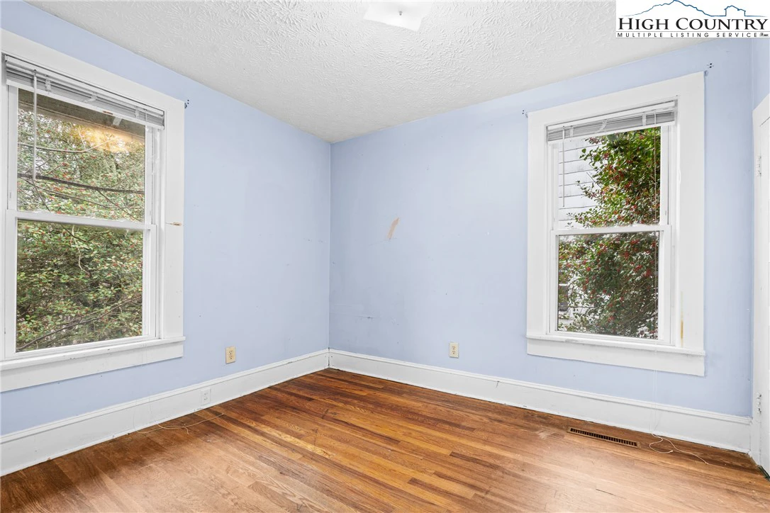 Image number 9 for the current listing