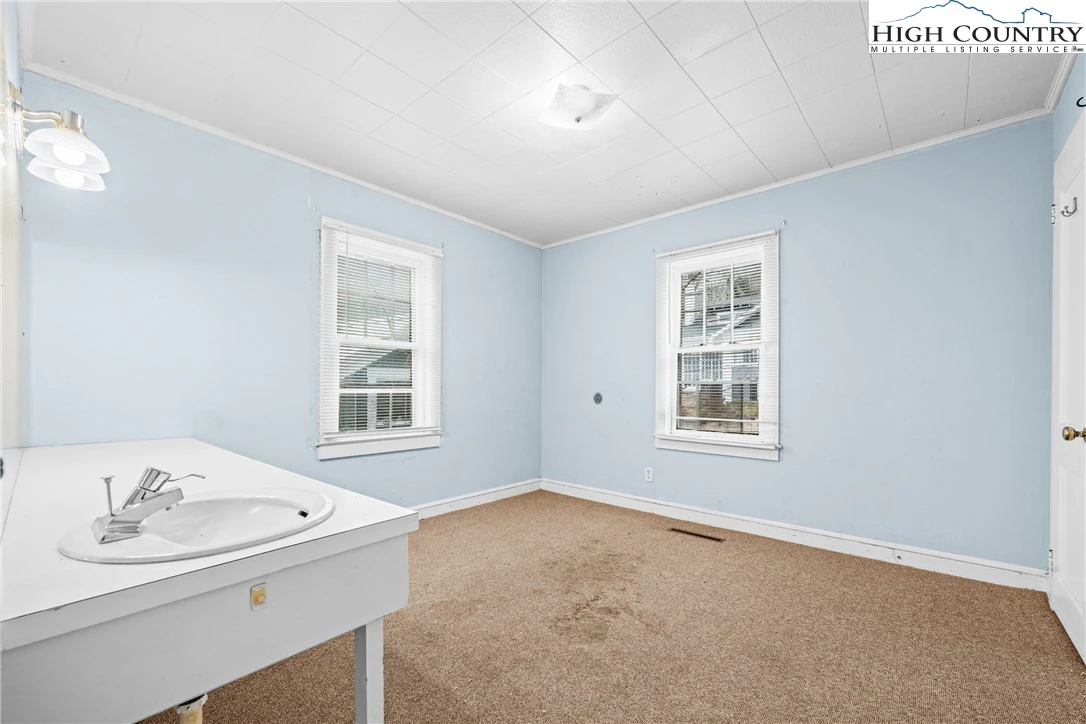 Image number 18 for the current listing
