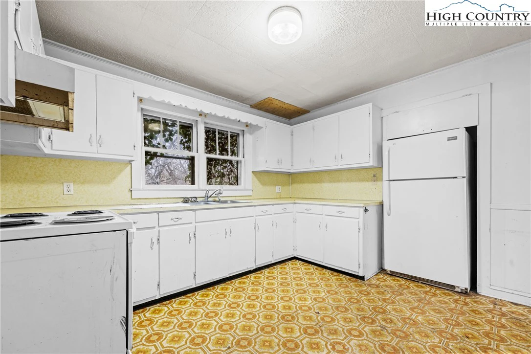 Image number 16 for the current listing