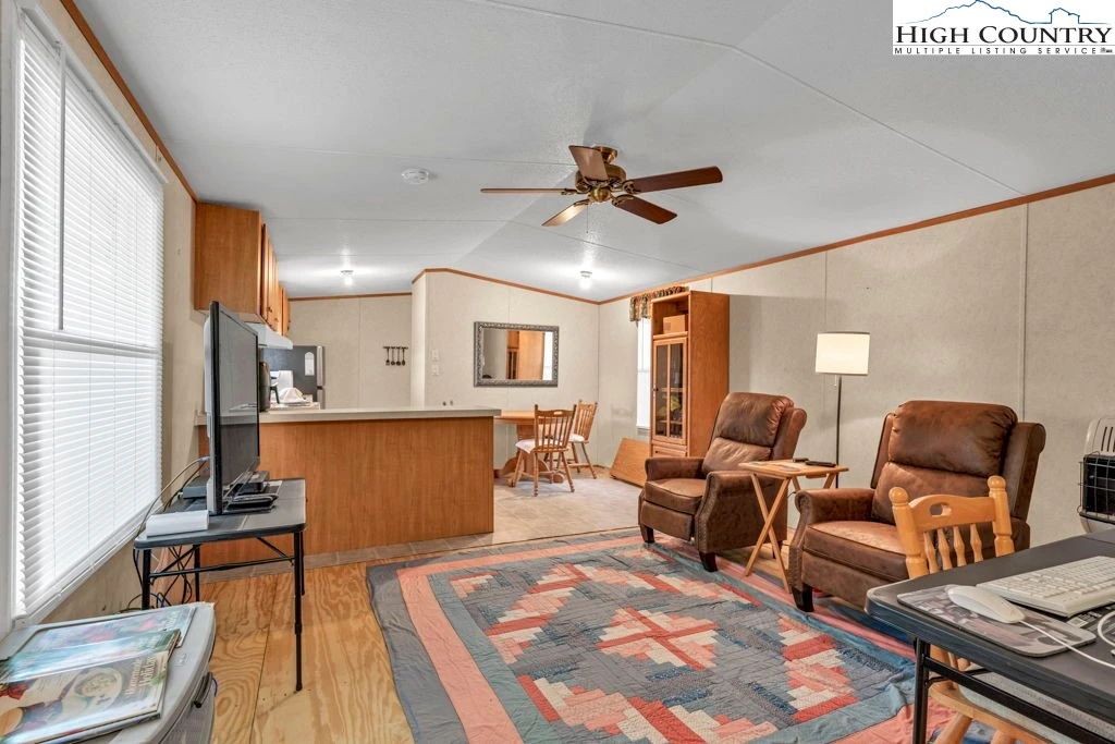 Image number 14 for the current listing