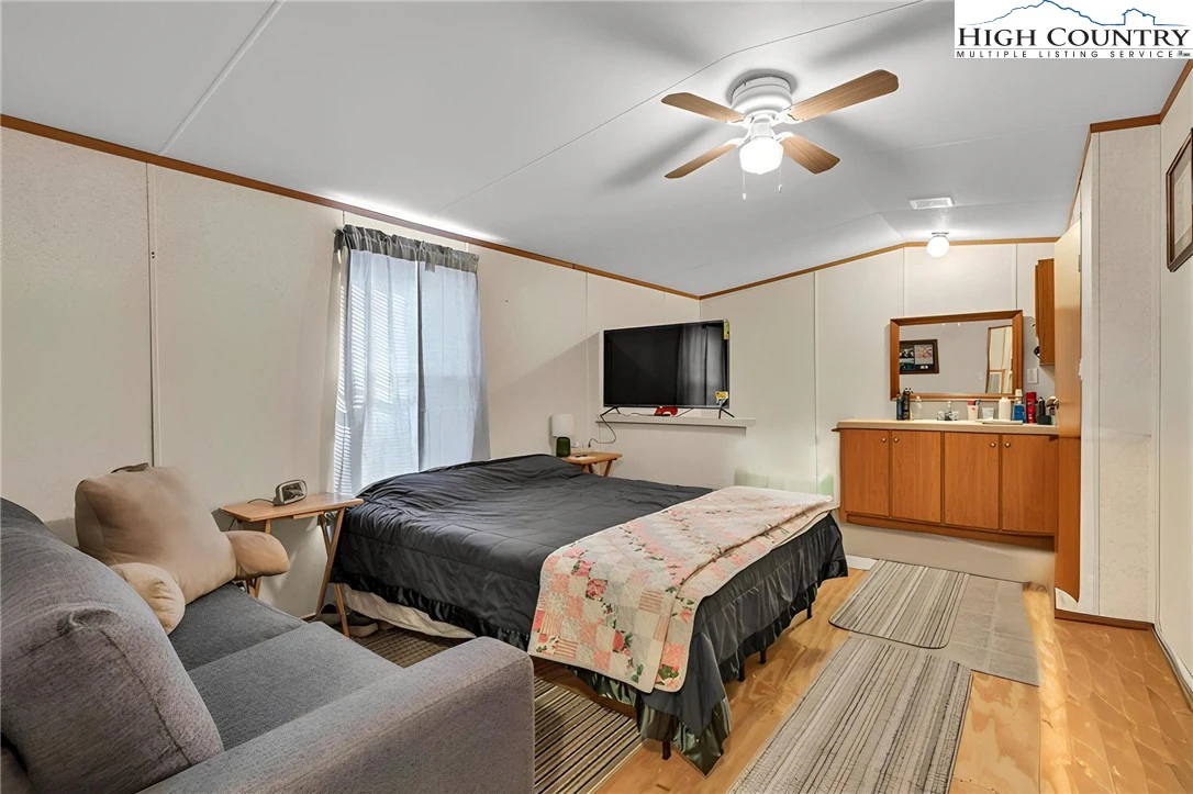 Image number 9 for the current listing
