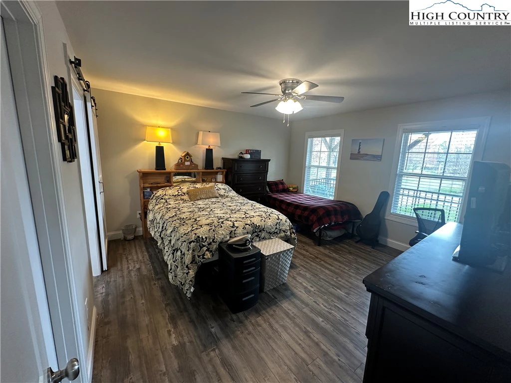 Image number 9 for the current listing