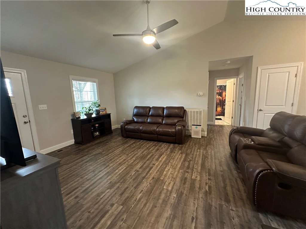 Image number 8 for the current listing