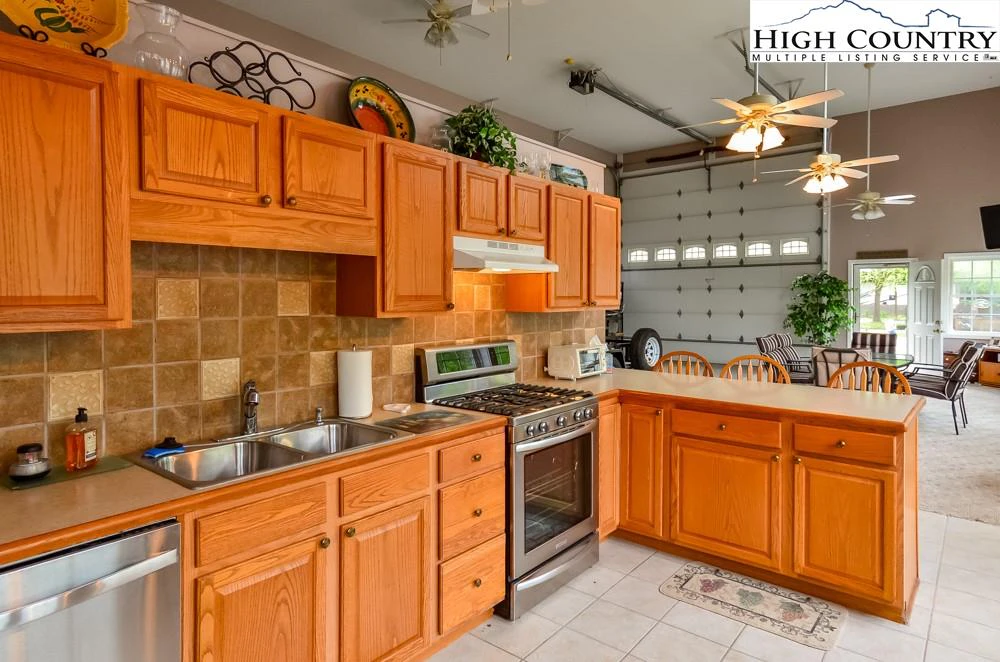 Image number 7 for the current listing