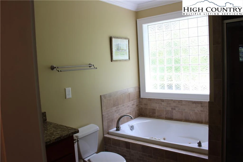 Image number 11 for the current listing