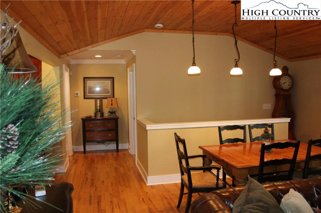 Image number 8 for the current listing
