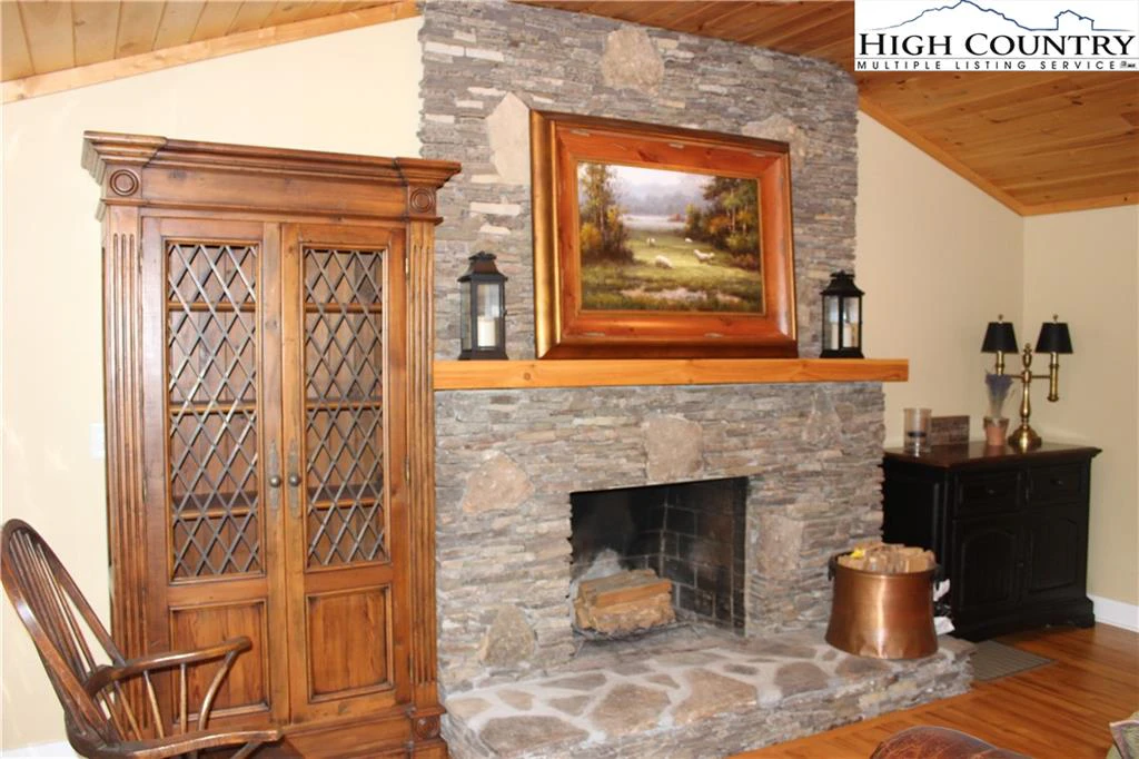 Image number 9 for the current listing