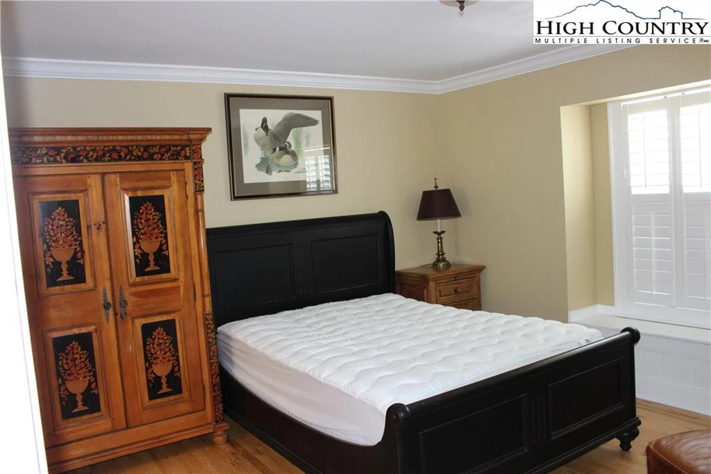Image number 10 for the current listing