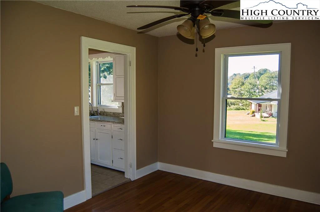 Image number 15 for the current listing