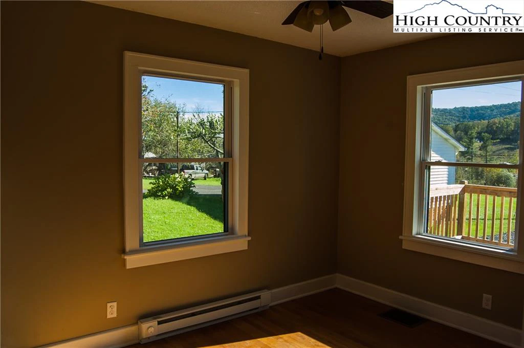 Image number 11 for the current listing