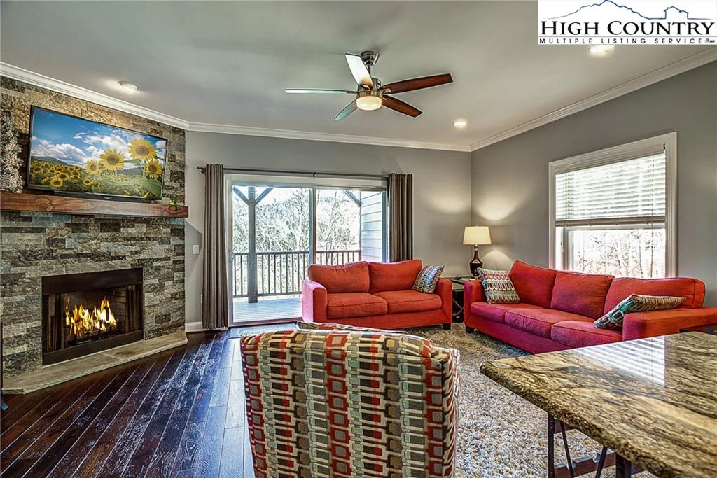 Image number 19 for the current listing