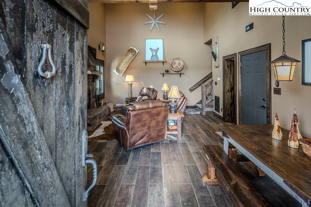 Image number 1 for the current listing