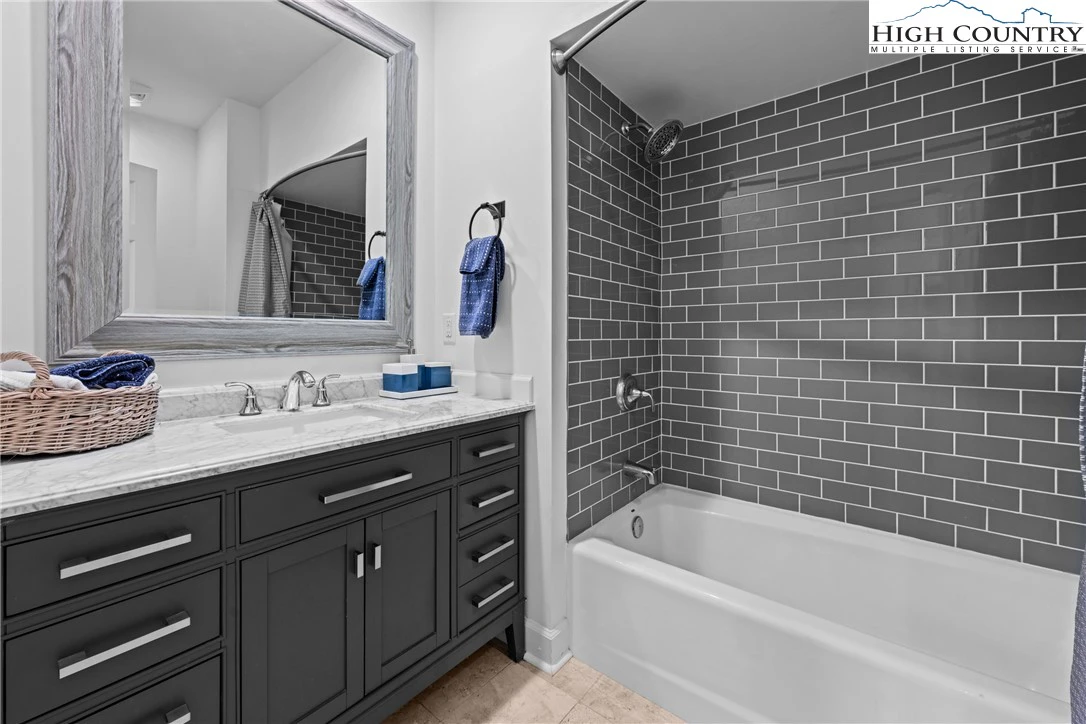Image number 7 for the current listing