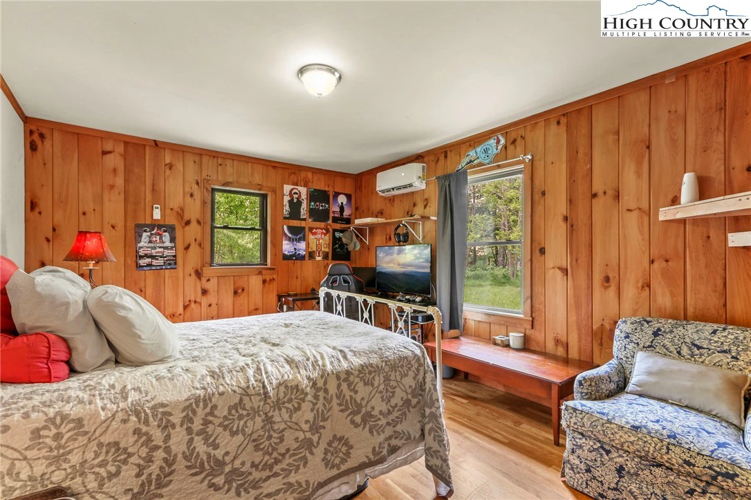 Image number 21 for the current listing