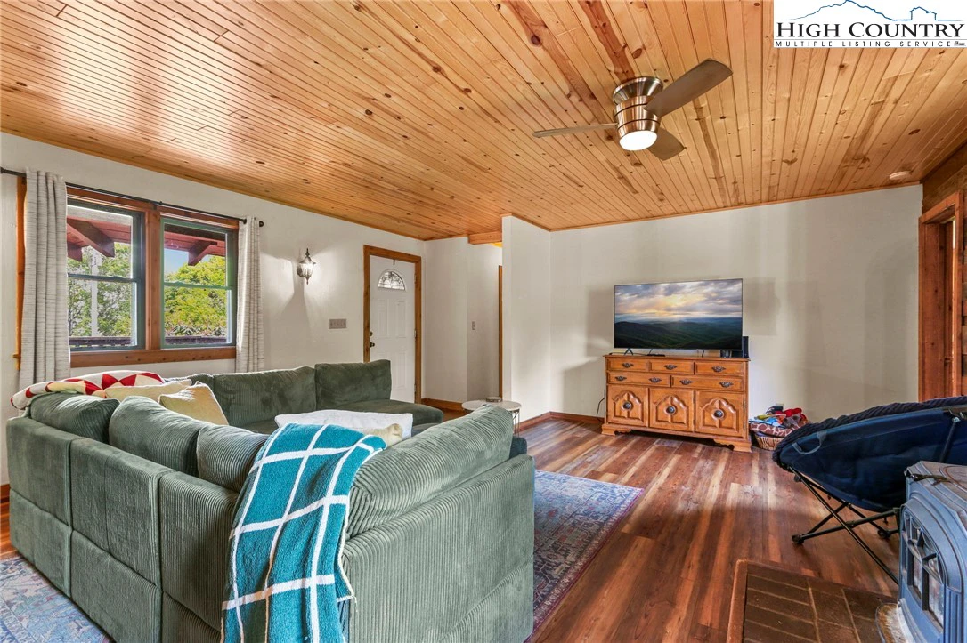 Image number 9 for the current listing