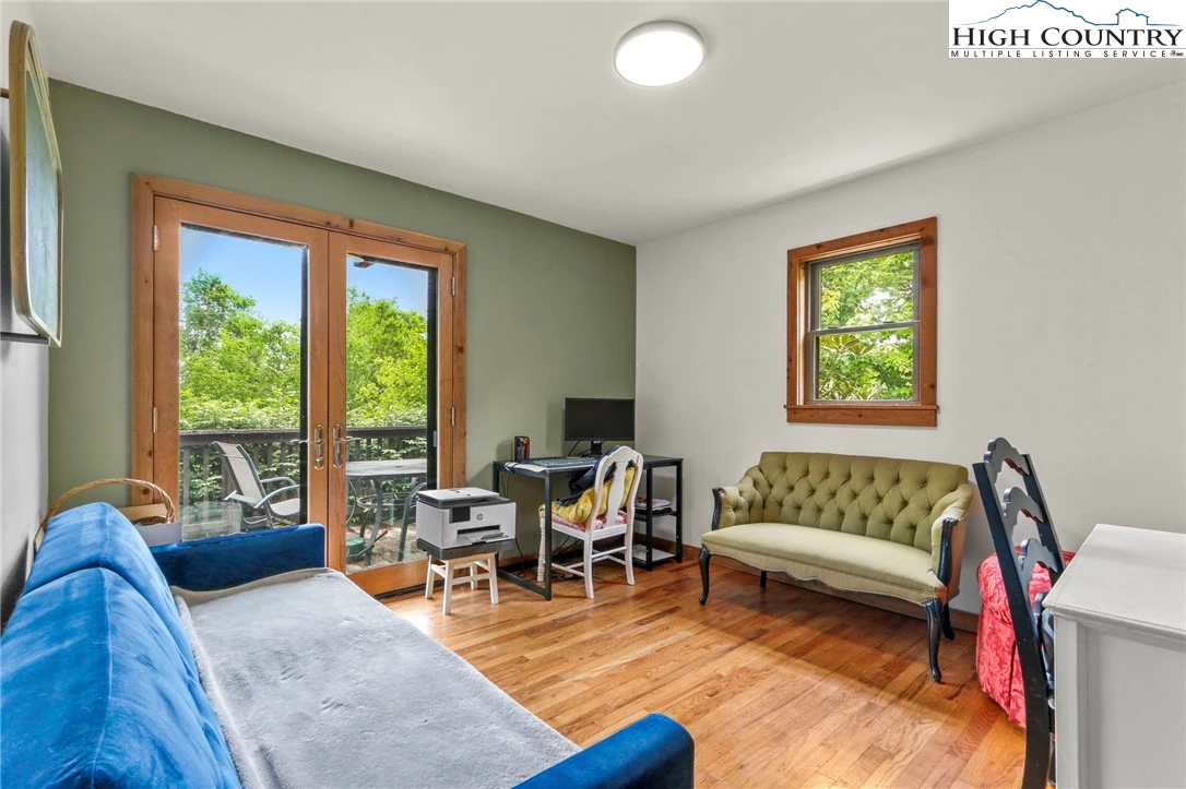 Image number 14 for the current listing