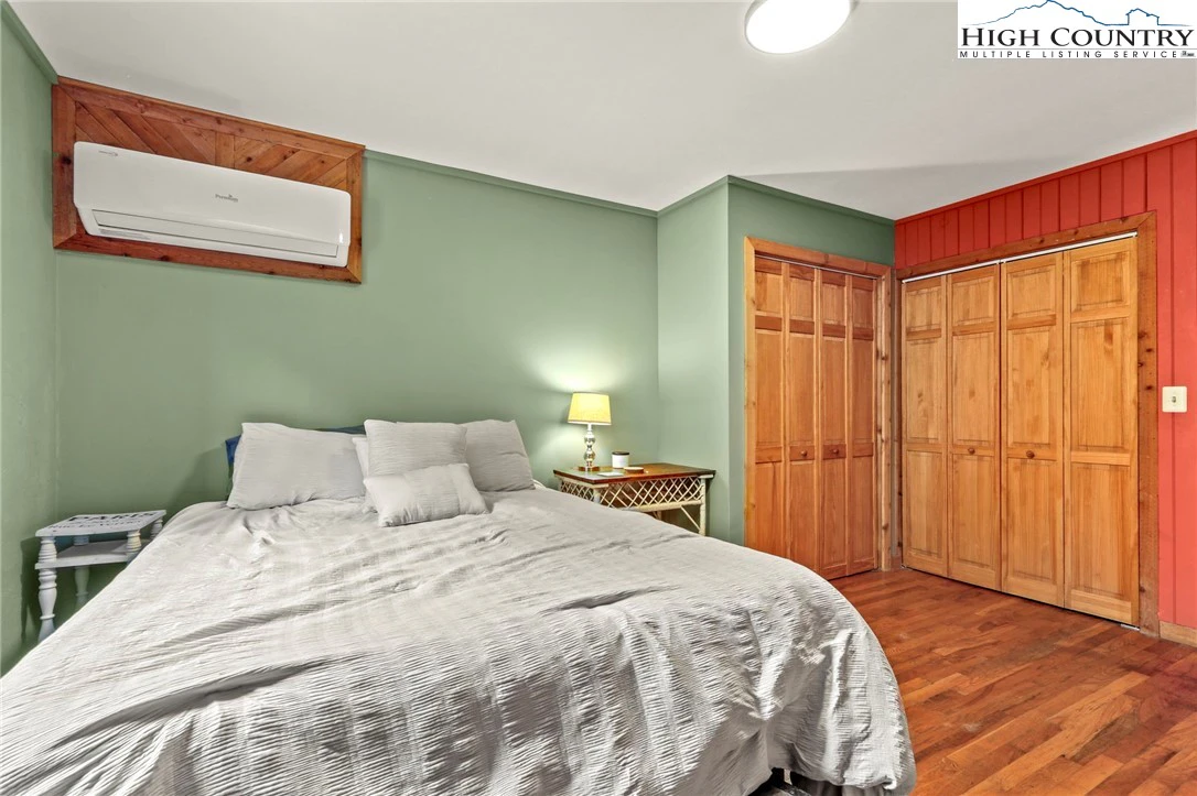 Image number 15 for the current listing