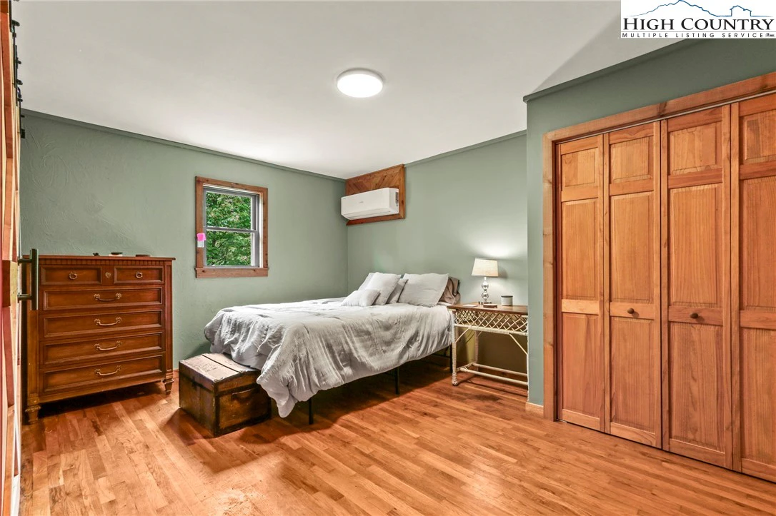Image number 17 for the current listing