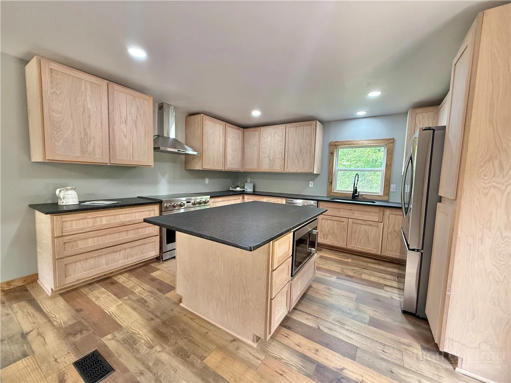 Image number 2 for the current listing