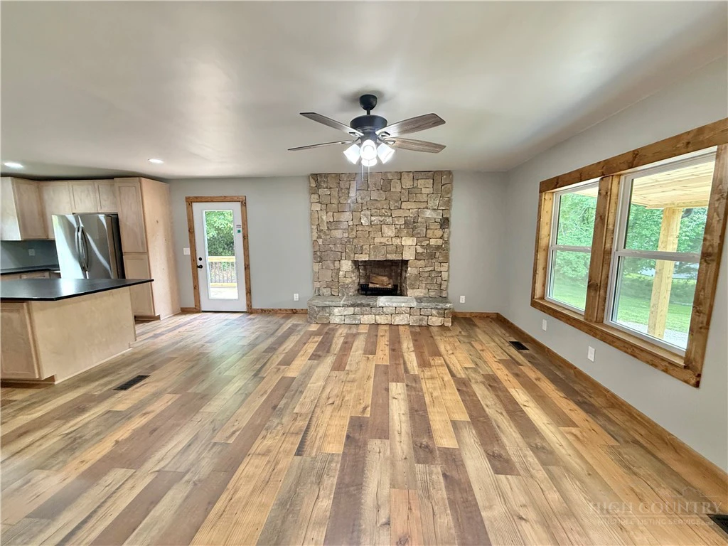Image number 3 for the current listing